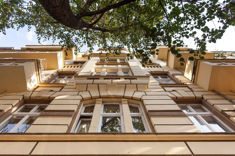 1-Zimmer-Wohnung im Schillerkiez sucht renovierungsfreudige Mieter! — photo 1